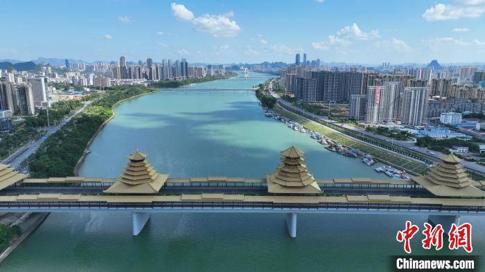 图为航拍广西柳江河.