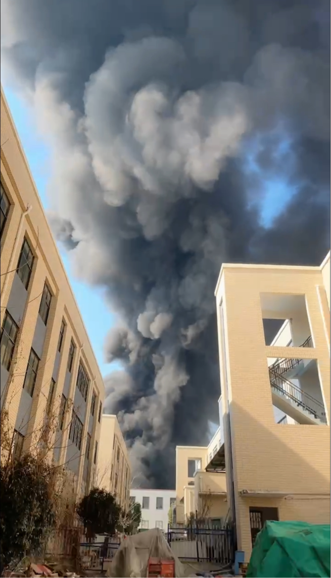 安徽合肥一工业园失火,现场有浓烟和爆炸声,知情人:之前这里也发生过