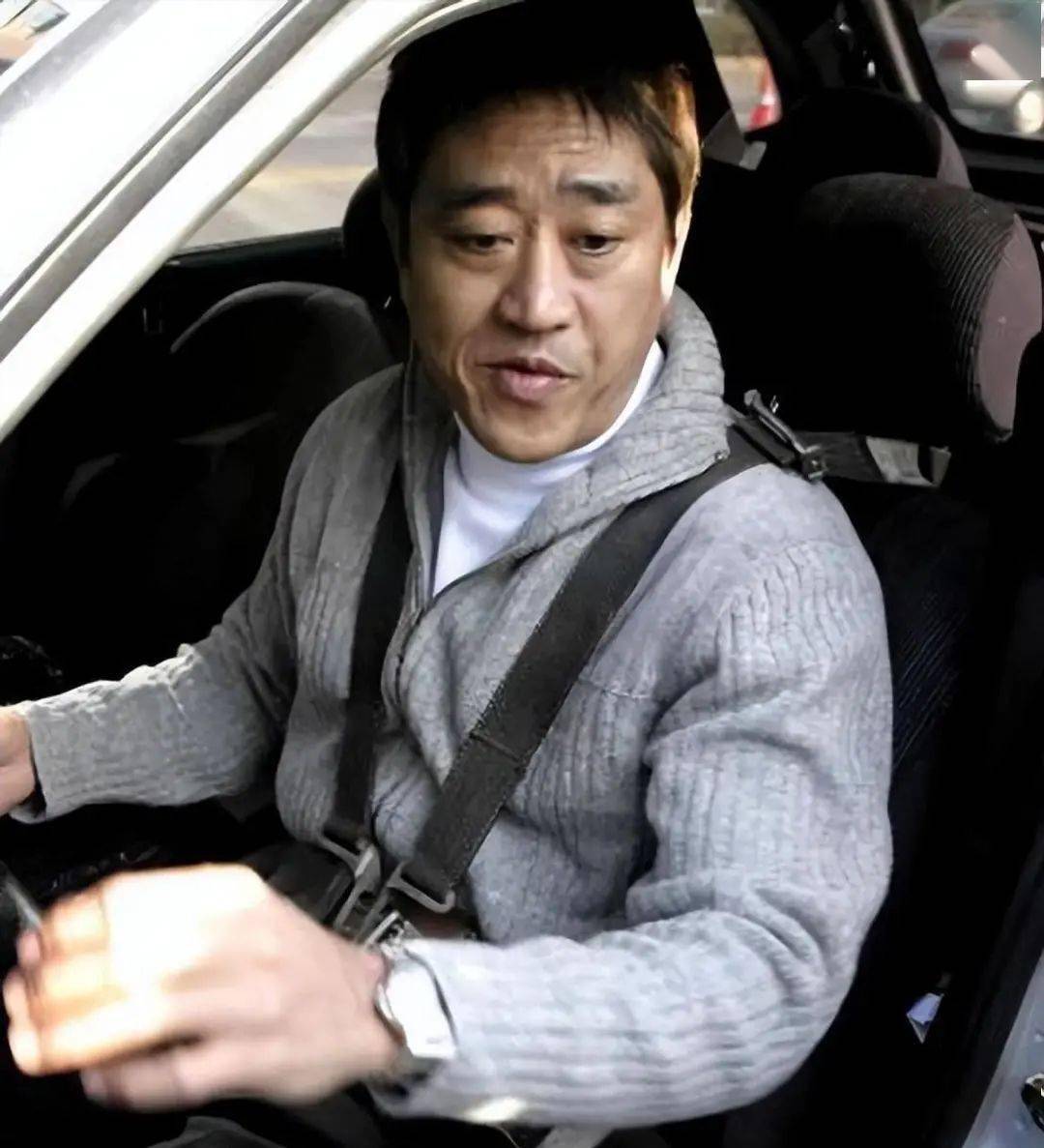 柯受良去世20年了,答应帮他照顾妻子的刘德华,张学友做到了吗_飞跃