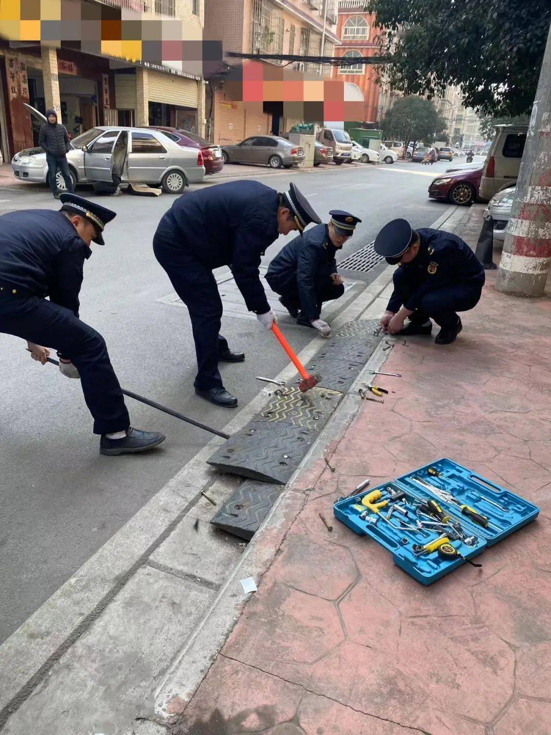 拆除私設斜坡 給城市道路減負_車輛_商戶_水泥