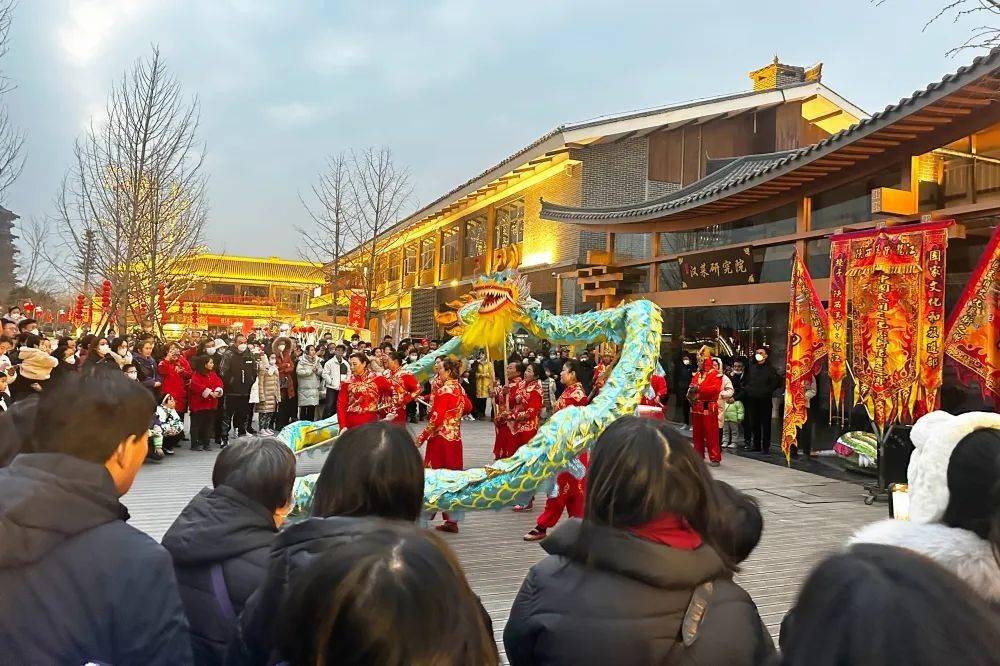 圍繞展示傳統節日文化習俗,春節期間,在漢中市圖書館廣場開展拔河,跳