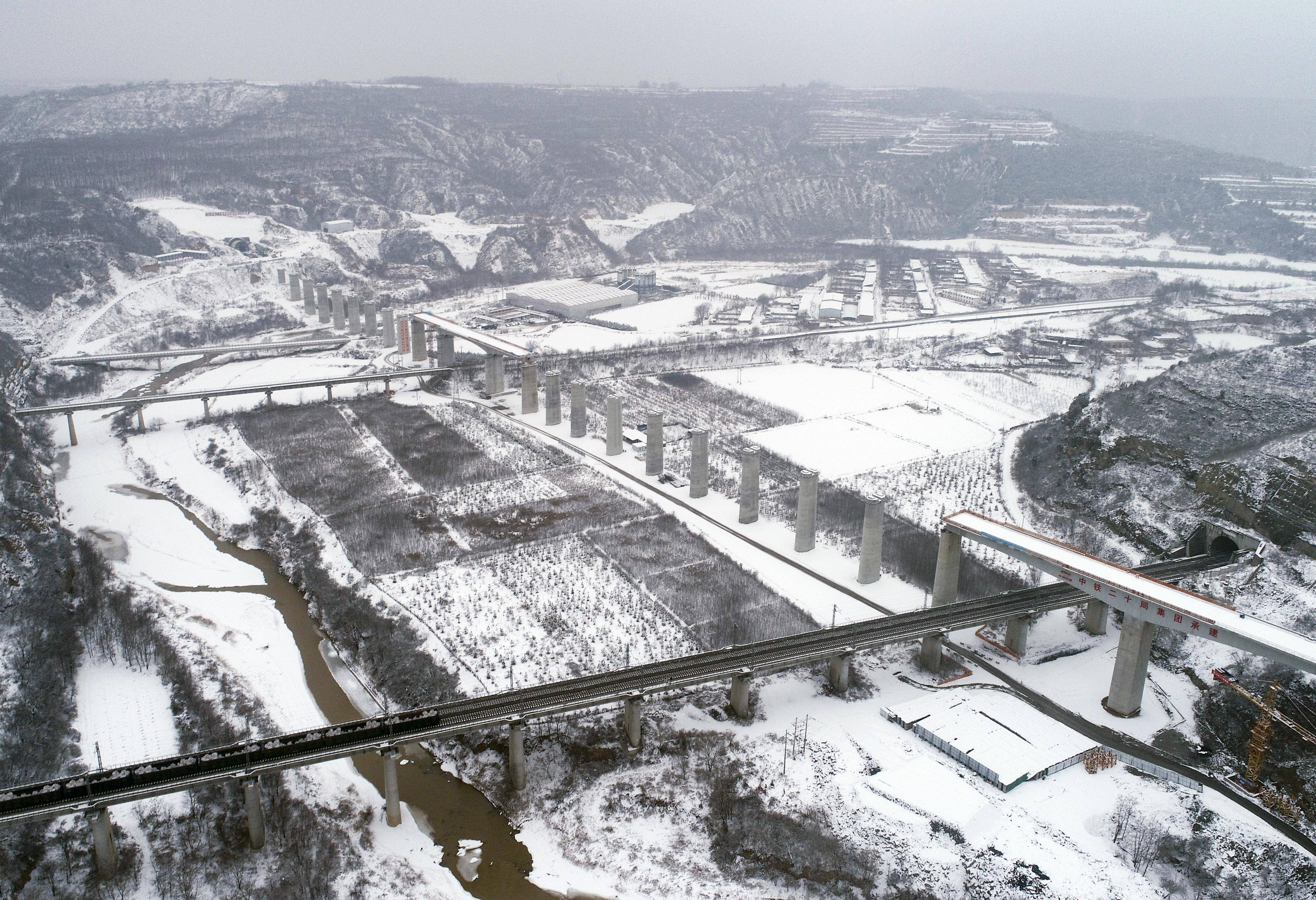 这是1月16日在陕西省延安市洛川县拍摄的建设中的西延高铁北洛河特