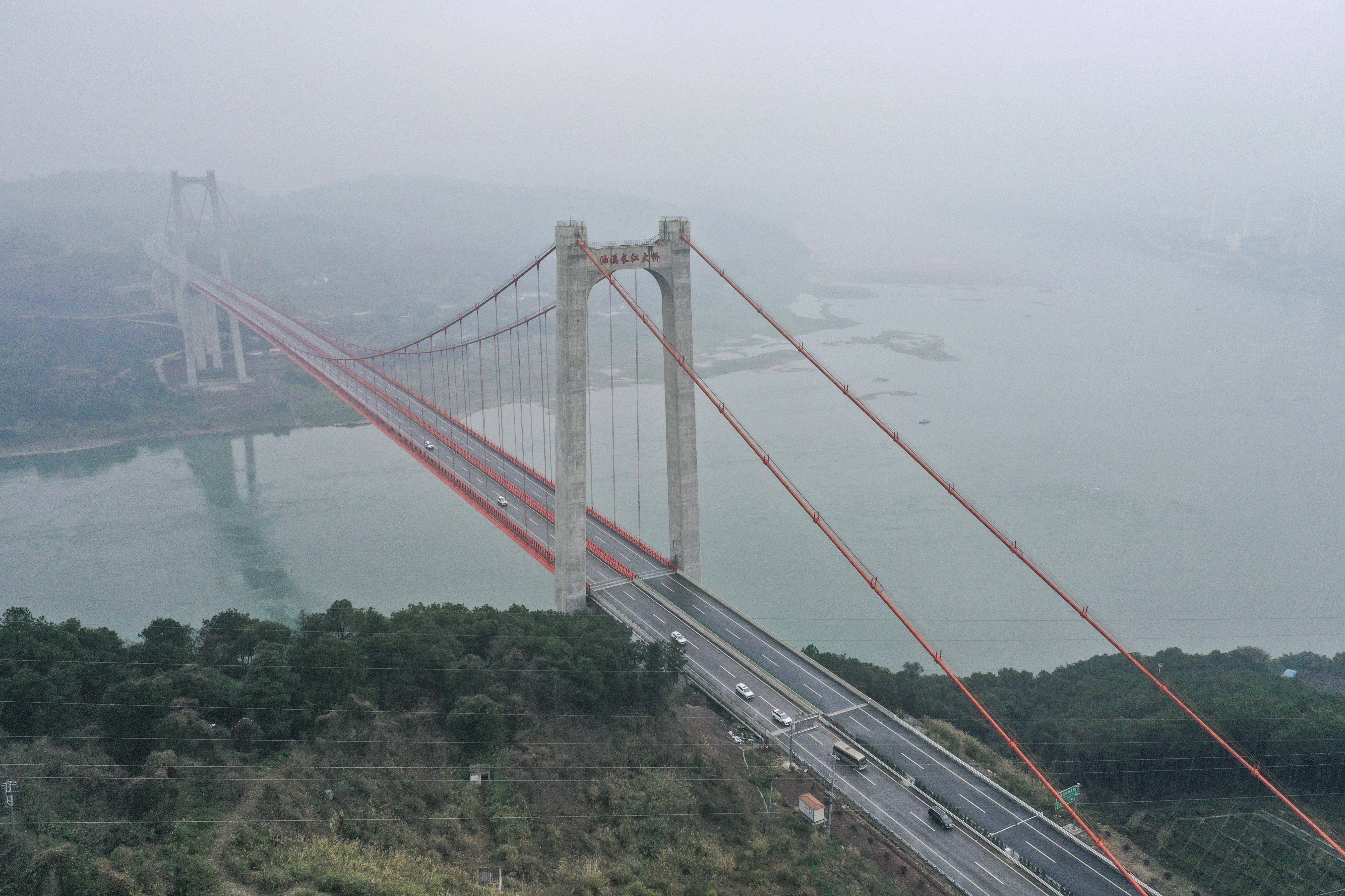 1月26日,车辆行驶在合璧津高速江津段油溪长江大桥(无人机照片)