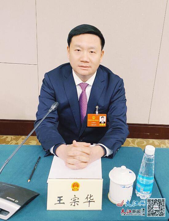 这是鄱阳县的当今写照,推窗吹来古风雅韵,出门即是绿地公园,举步临水