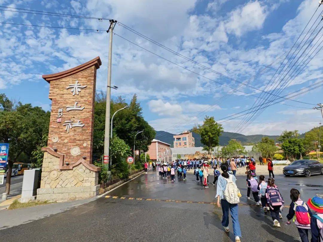 筹建融合学堂,努力打造芦塘书院,家风家训馆,乡愁馆等文化阵地,规划