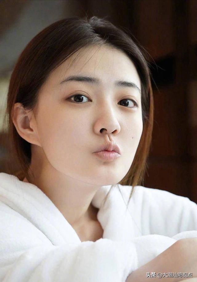 徐璐,一双水灵灵的大眼睛,五官精致而柔美