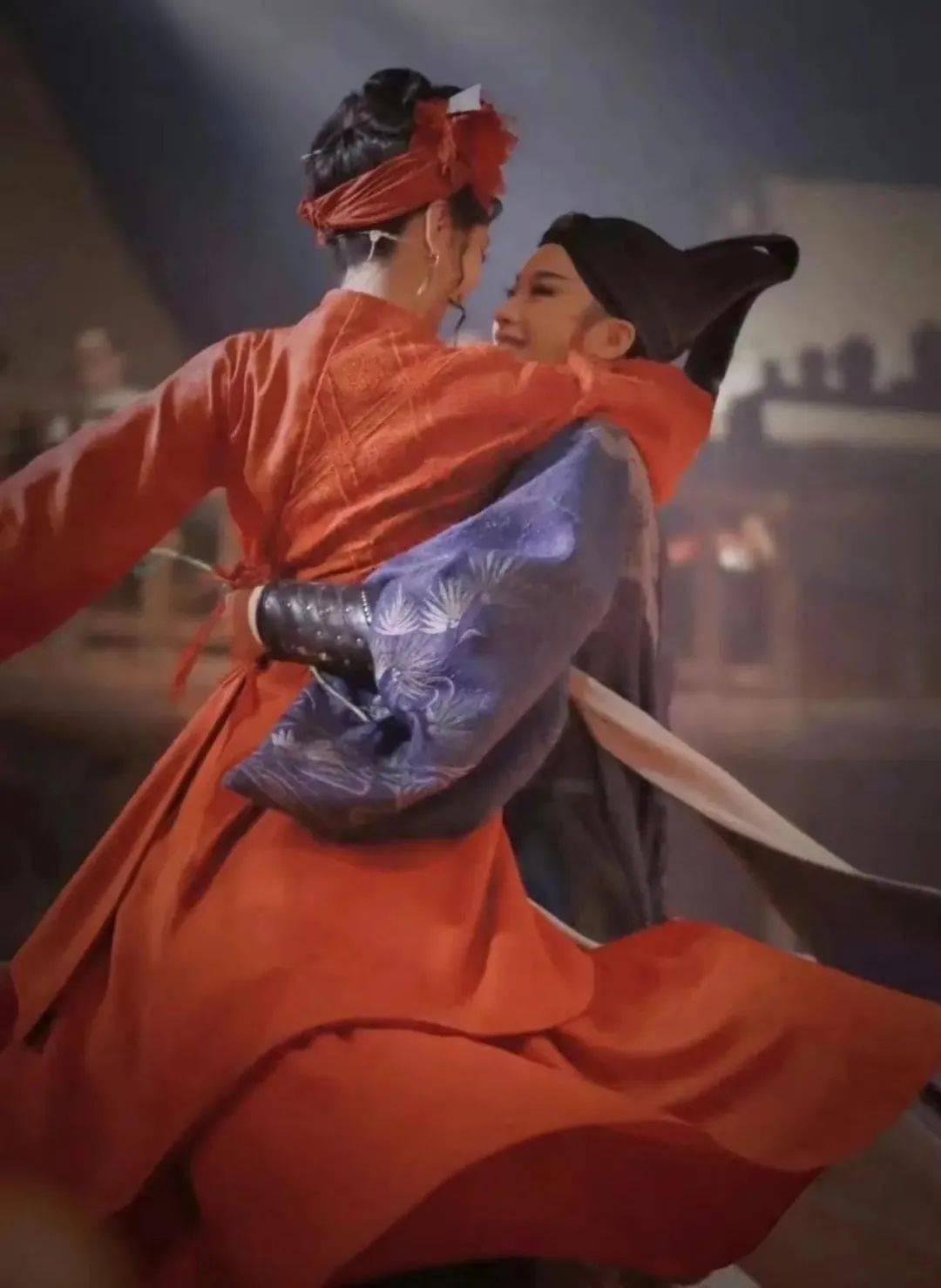 "贾廷单手抱起由演员李云霄饰演的"老板娘"金镶玉相笑对望转圈的片段