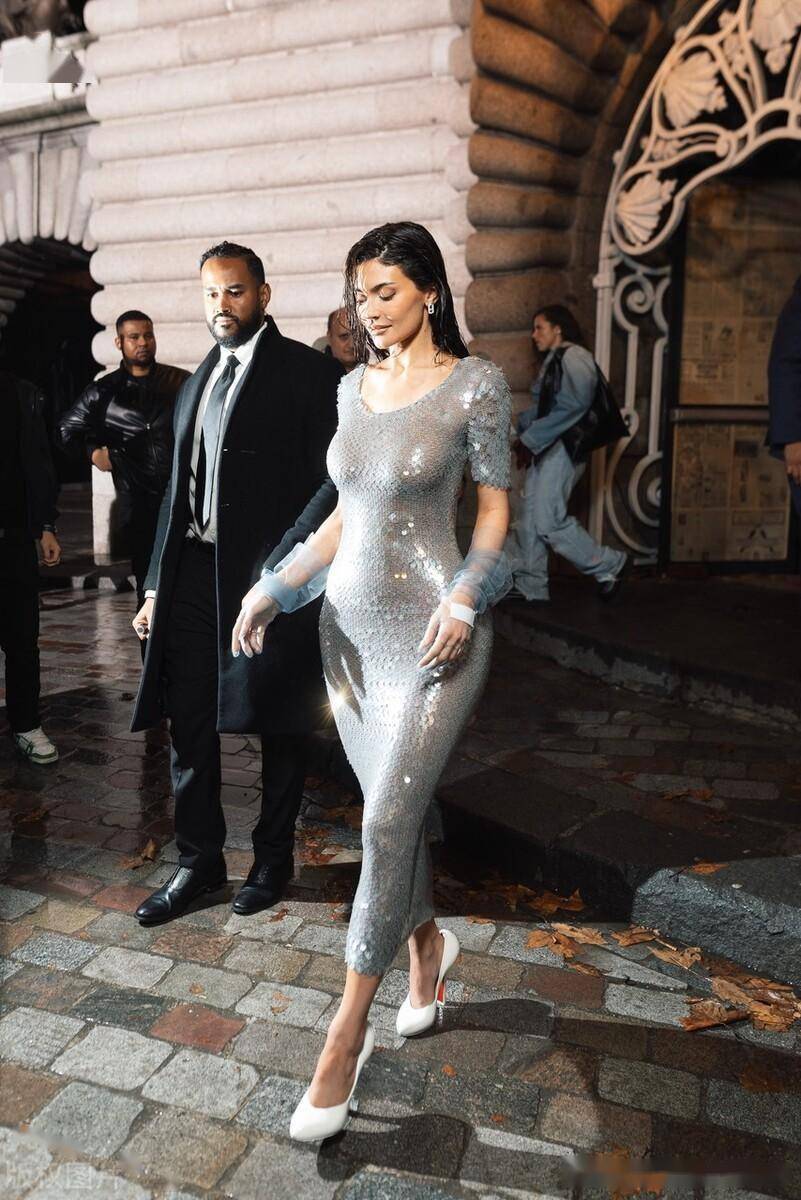 街拍:凯莉-詹娜银色亮片连衣裙 白色高跟鞋 薄纱袖筒闪耀动人_时间