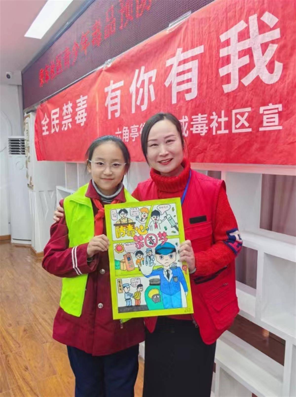 随后,红旗村小学的学生代表们现场进行了禁毒小报和禁毒绘画的制作,将