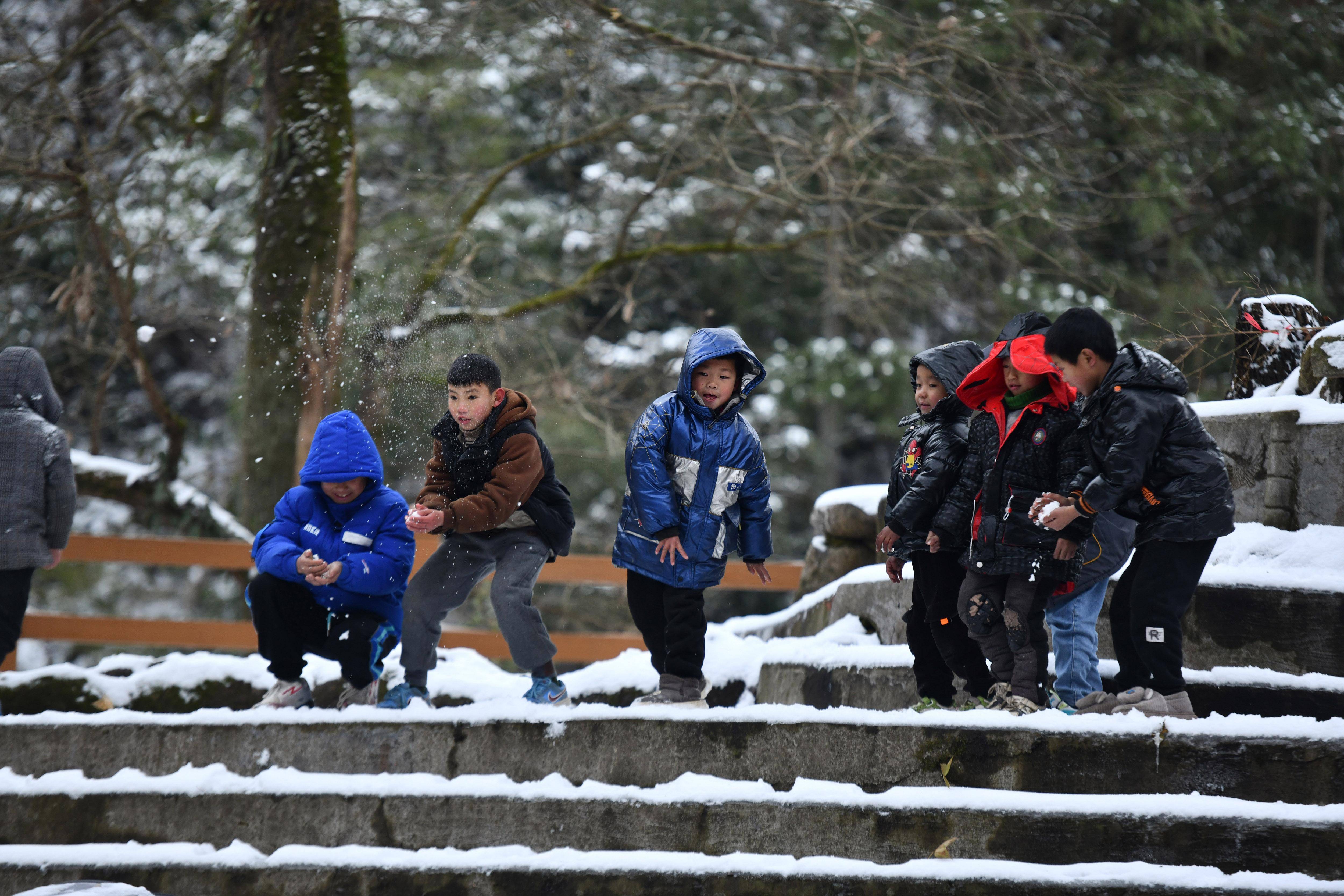 孩子们打雪仗的图片图片