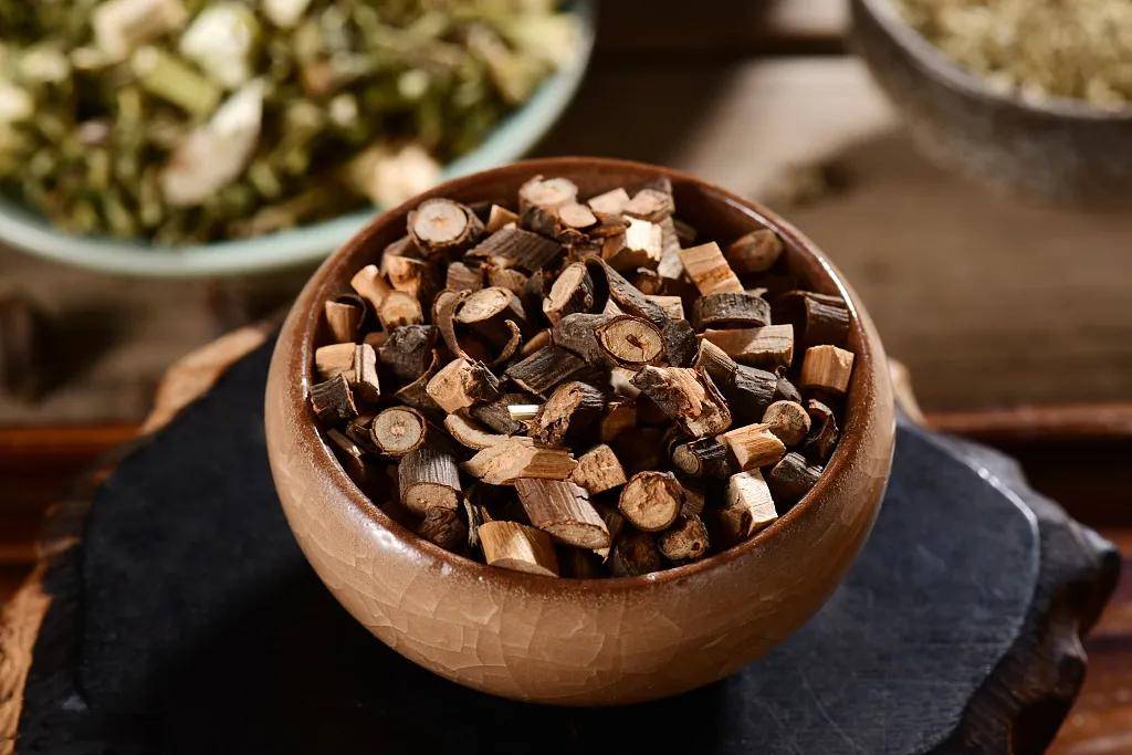 桂枝辛甘性温,可发汗解肌,温通经脉,既驱表之风寒,又可暖脾胃之寒.