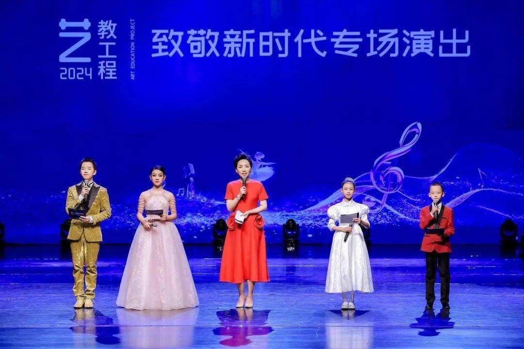 总展演的主持人是深受小朋友们喜爱的中国教育电视台主持人德格玛雅
