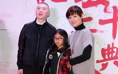 她是国家一级演员,和王志文同居3年后,做了冯小刚7年情人,如今小三