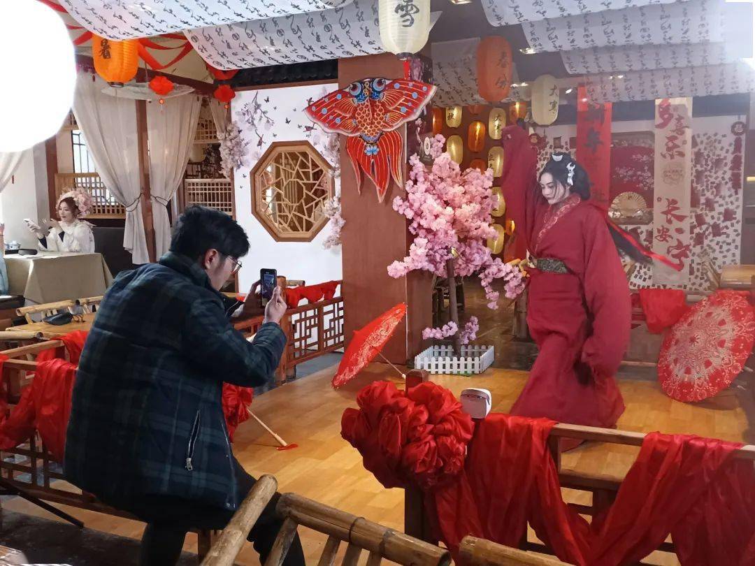 在姜旭洋的介绍中,记者拾阶而上走进了这间古风茶楼.