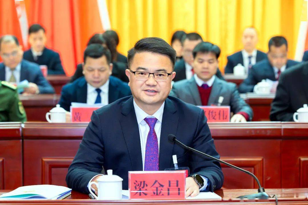 党工委书记梁金昌代表中共崇左市江州区委向