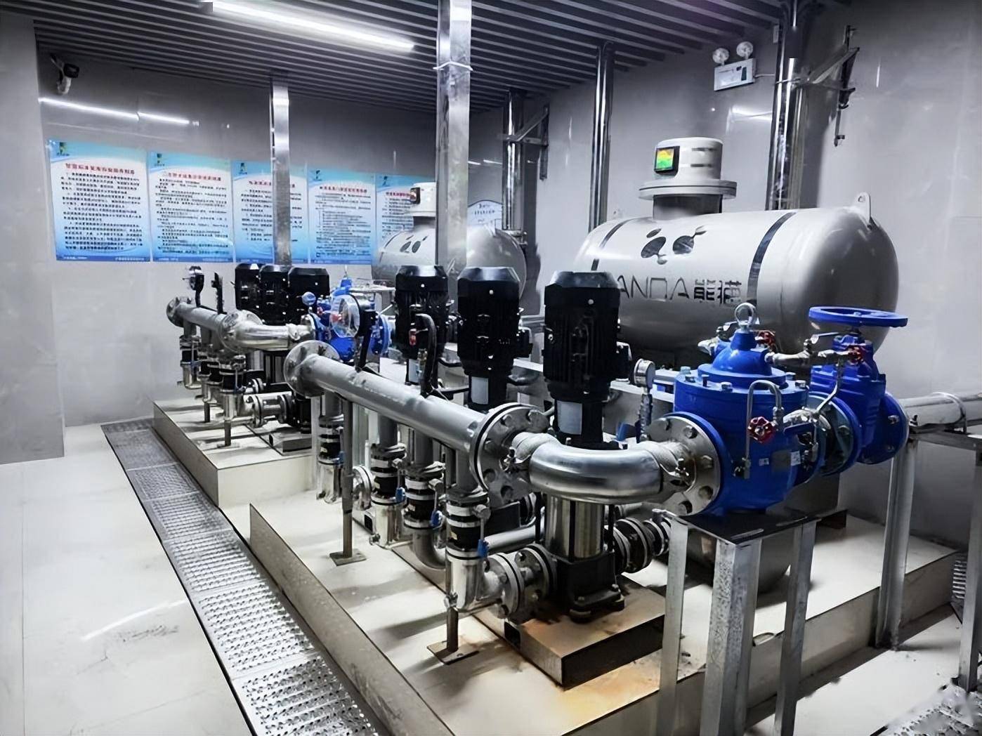 改造内容为新建小区二次供水泵房,泵房的进出水管以及水表安装等