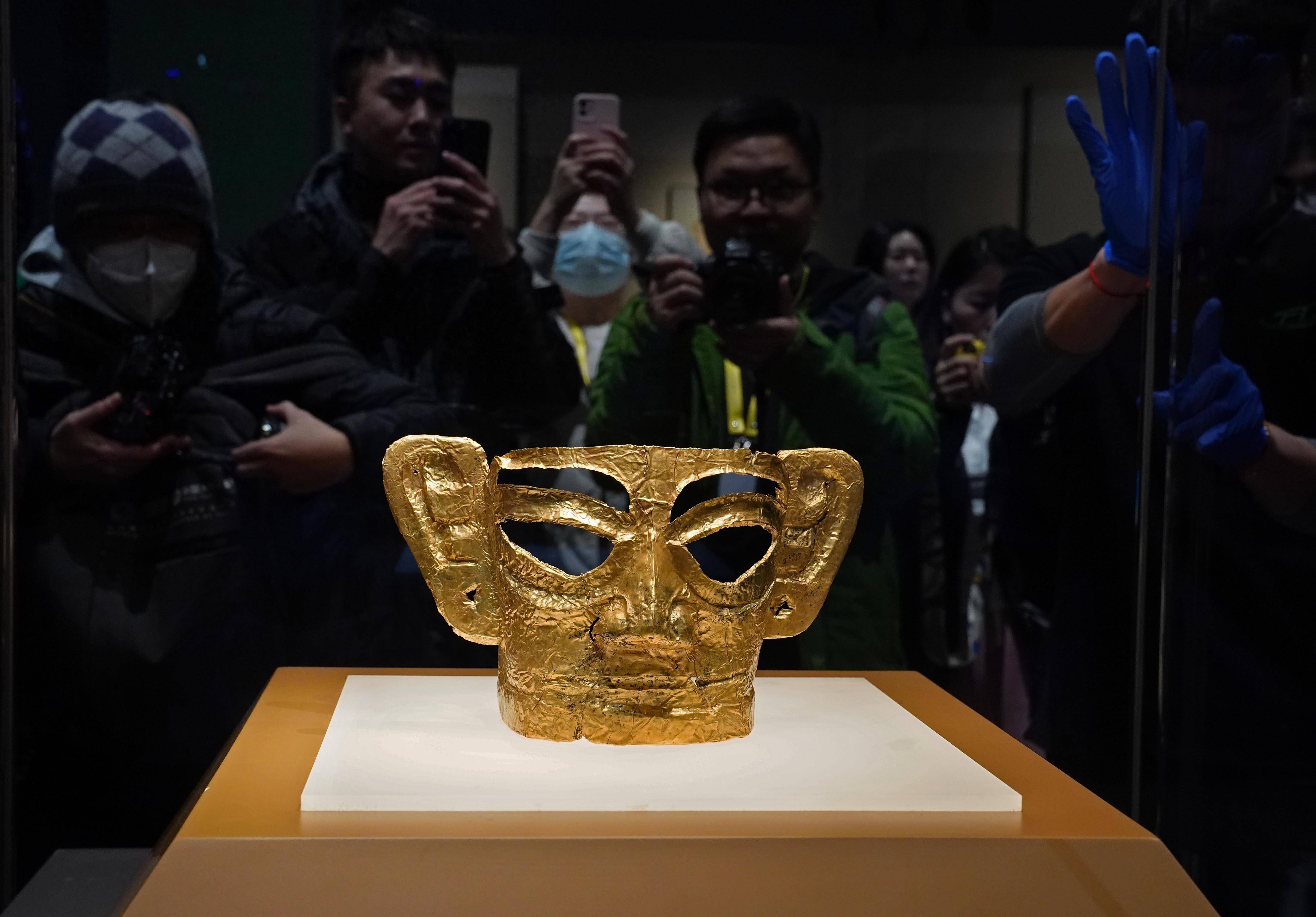 三星堆"国宝"在沪开箱 将亮相上博东馆开幕大展_上海博物馆_刘颖_新华