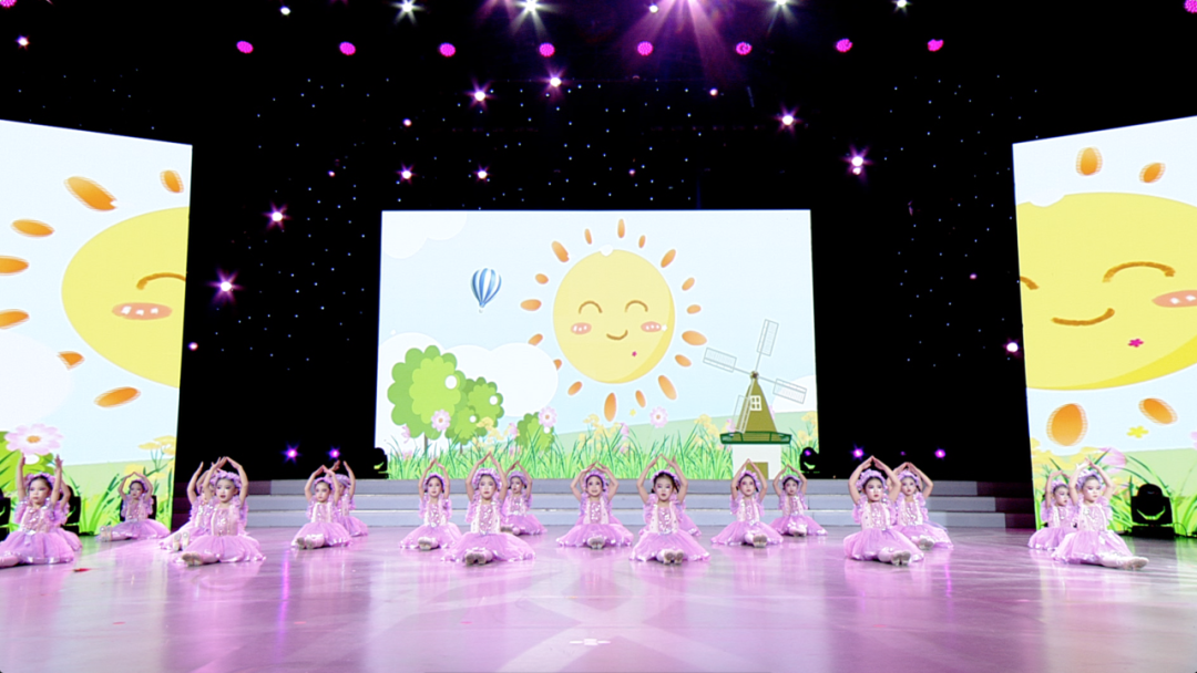 万事胜意,人顺家和以舞龙舞狮祈愿来年西塞山区蓝天银晶幼儿园的孩子
