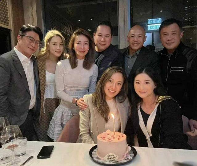 郭晶晶出席名媛生日会,打扮素朴气质淡雅,合照坐前排被视为贵宾_家族