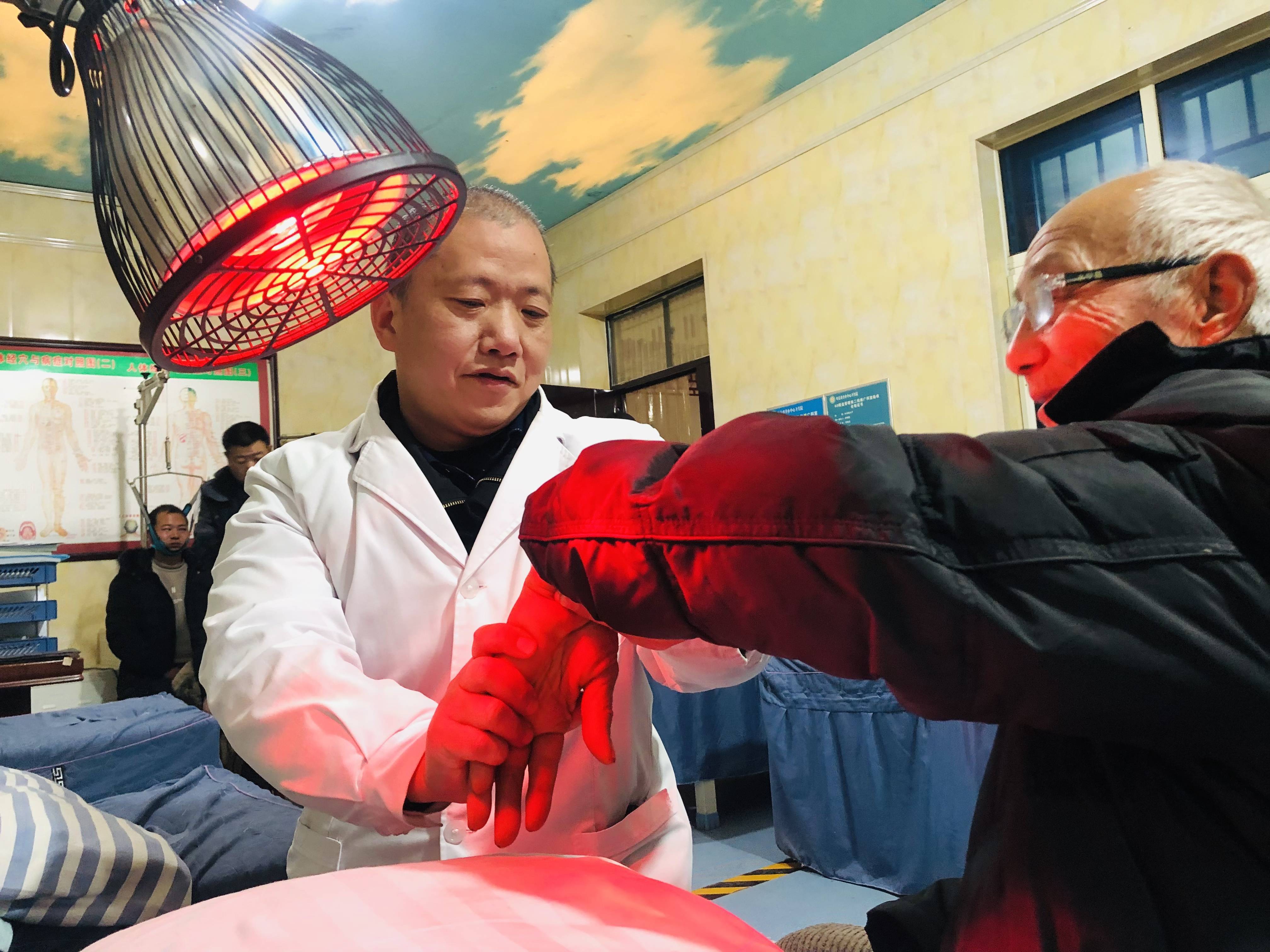 一位村民在叶县邓李乡中心卫生院接受正骨疗法