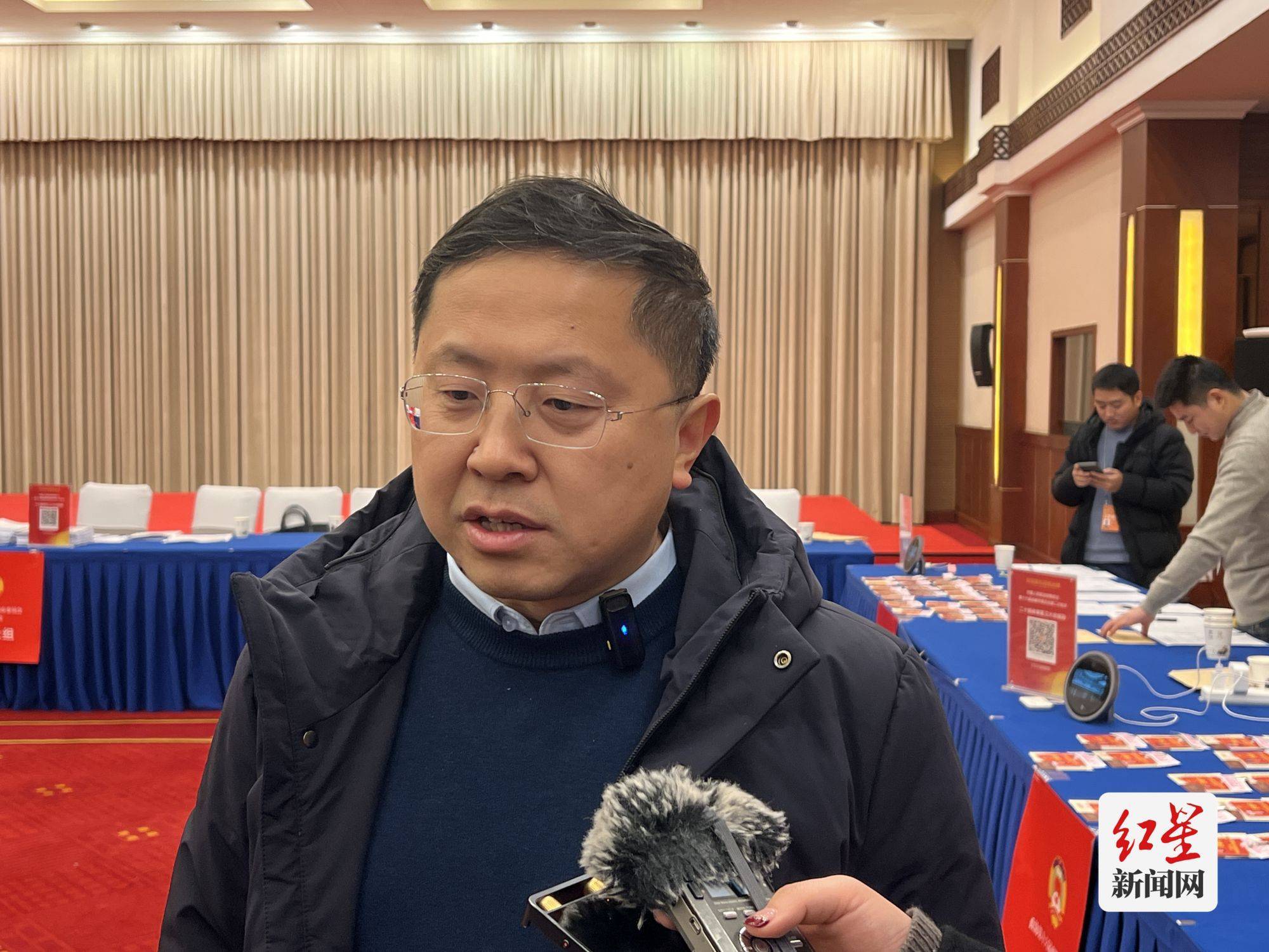 作为教育界别的委员,同时也是高三学生的家长,成都市政协委员杨敏带来