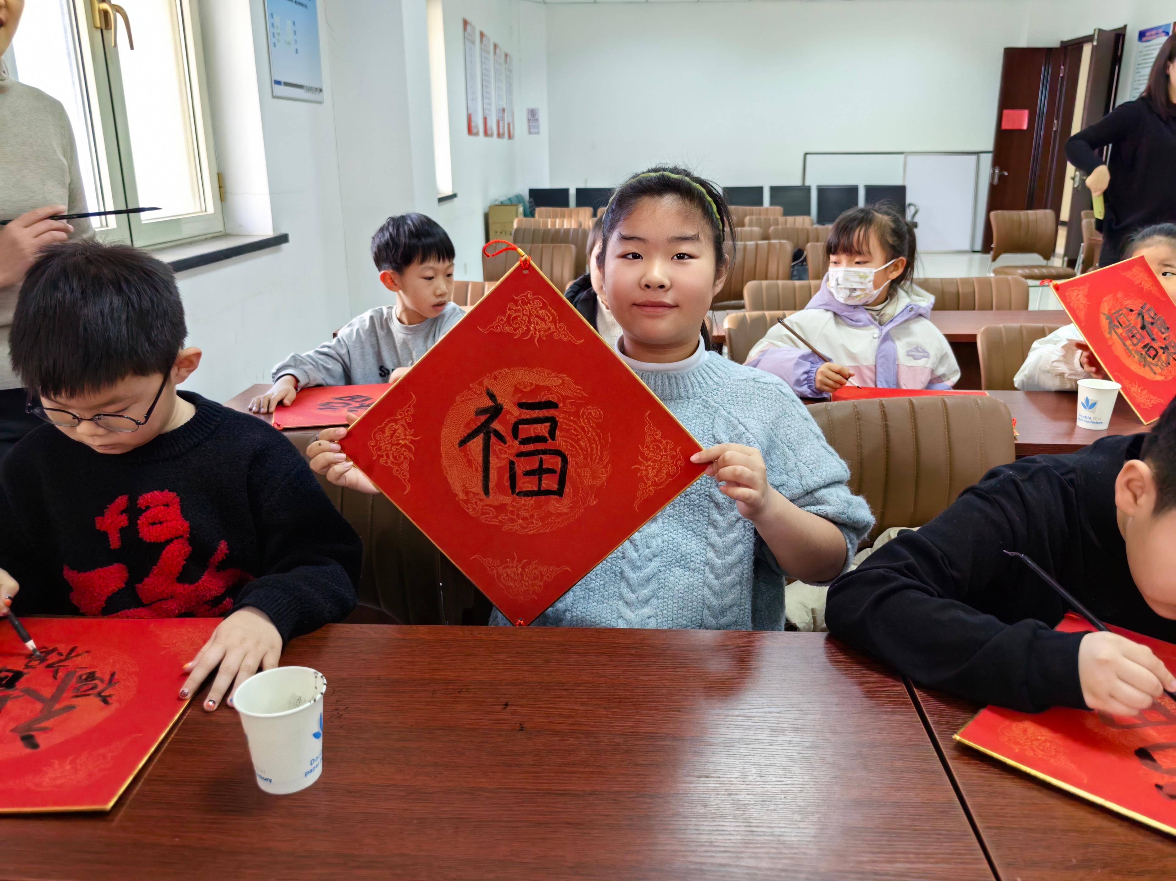 幼儿园小朋友写福字图片