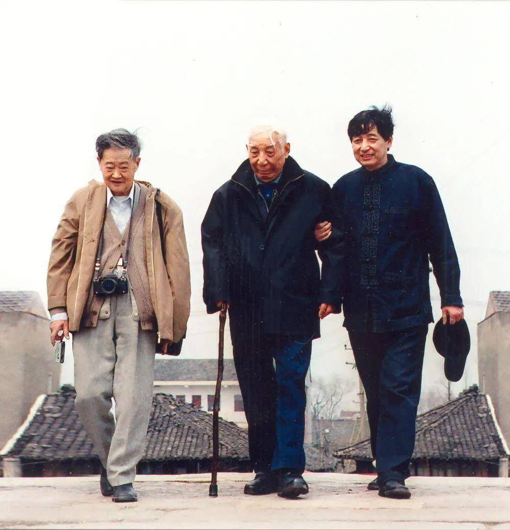 "运河三老"郑孝燮(中),罗哲文(左),朱炳仁(右)在2005年12月的一场活动
