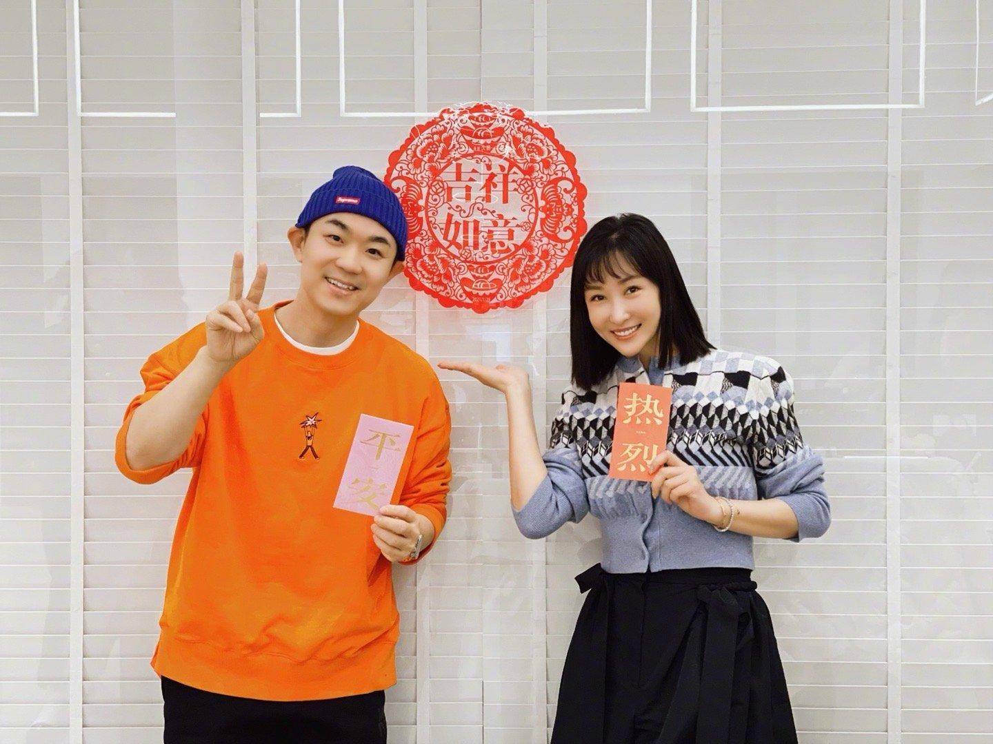 大鹏晒和陈祉希的合照写道:"因为希希,我才成为一名电影导演,在一起