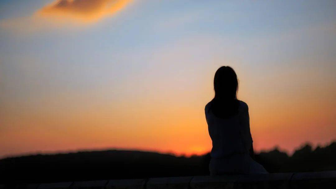 "挖呀挖"桃子老师家中自残,精神异常,没想到她过成这样.