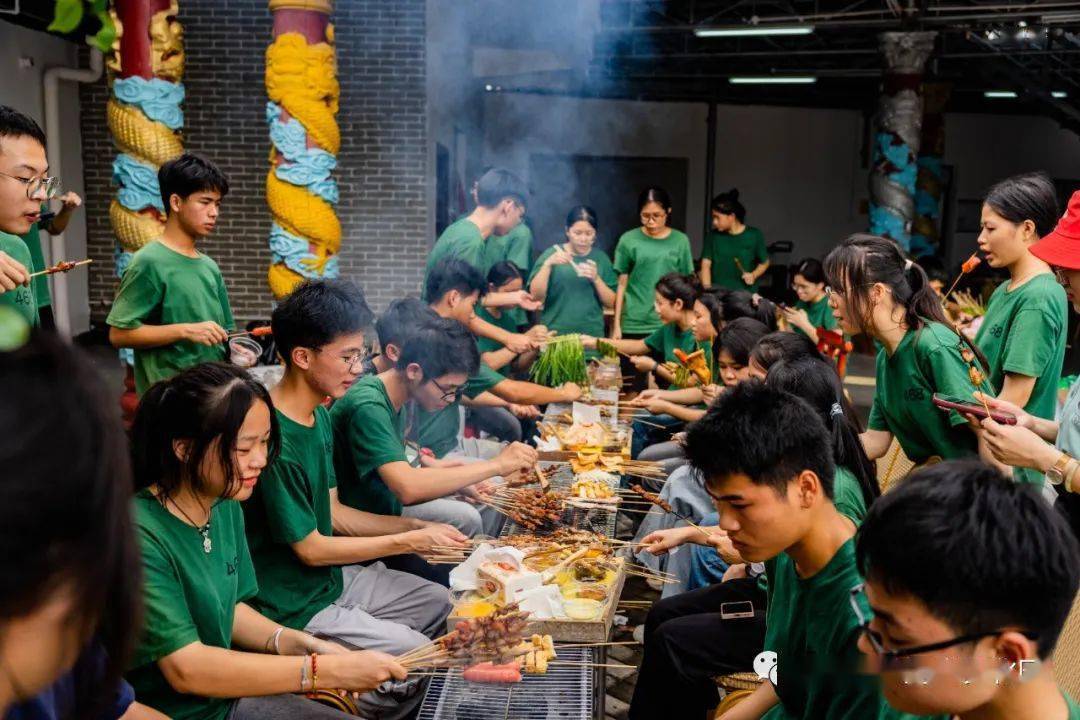 其中,卧龙客栈,共六层,设有单人间,双人间,五人间共五十间客房,配套