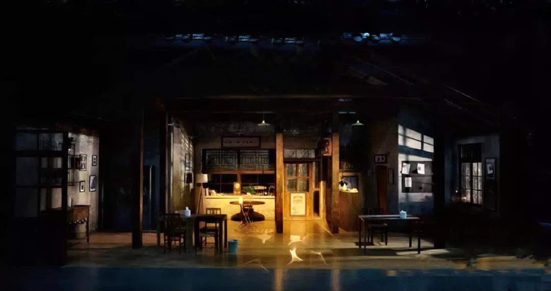 《茶馆》以旧北京城"裕泰茶馆"的兴衰为背景,通过各类人物变迁,反映了