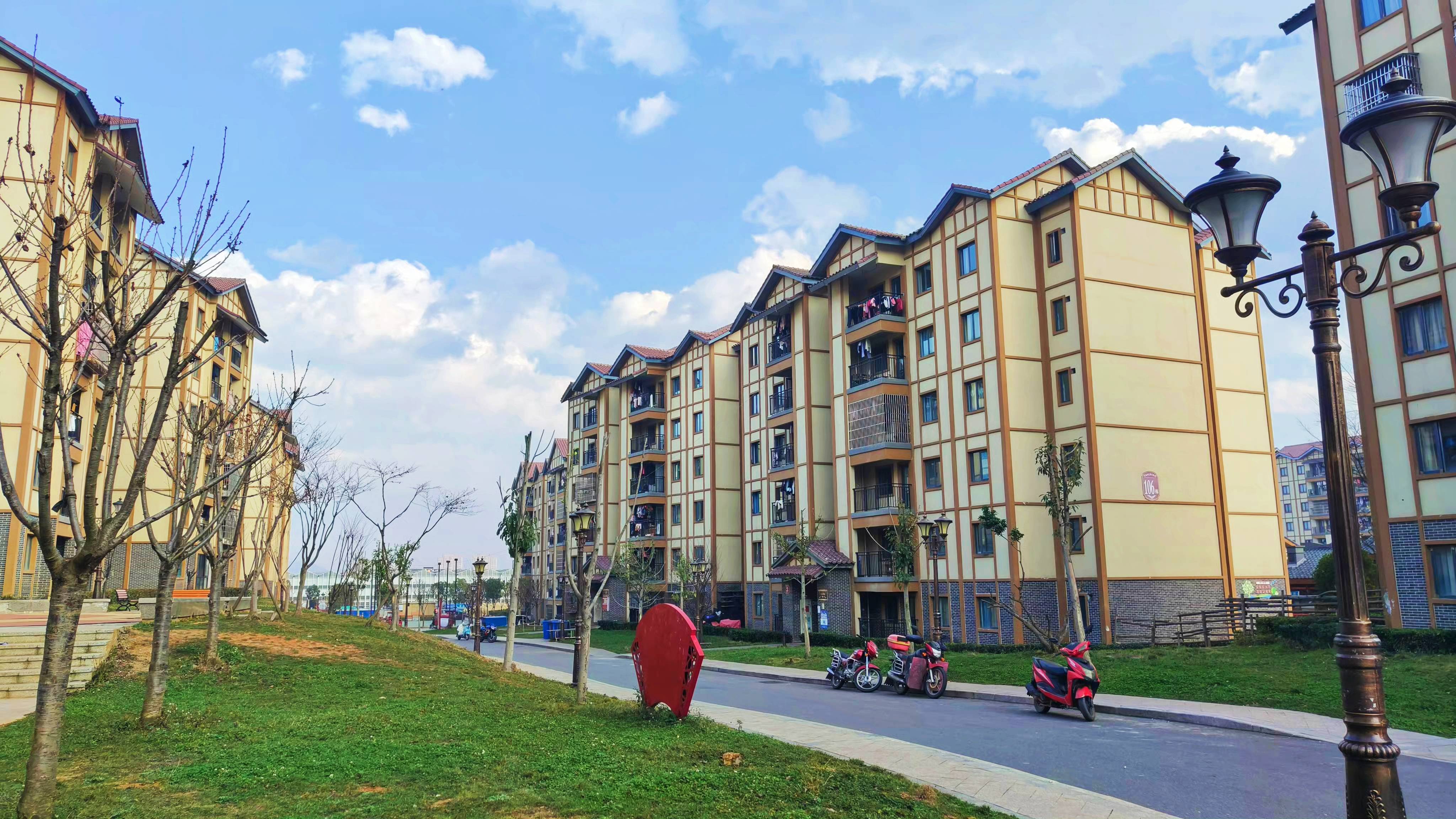 "吴道均身有残疾,家门口的这个帮扶车间给了他足够的生活底气.