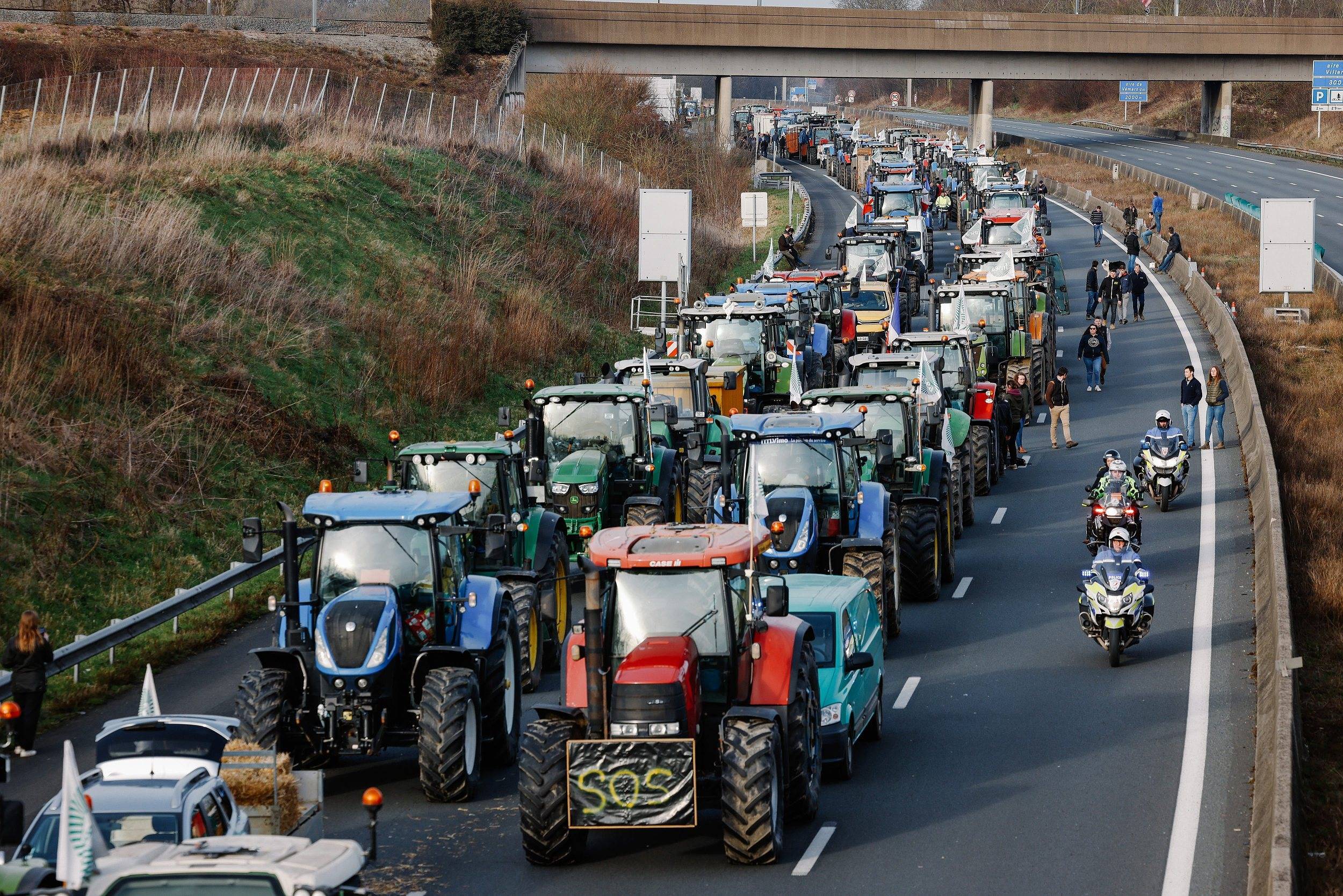 早安·世界|拖拉机"入侵"!