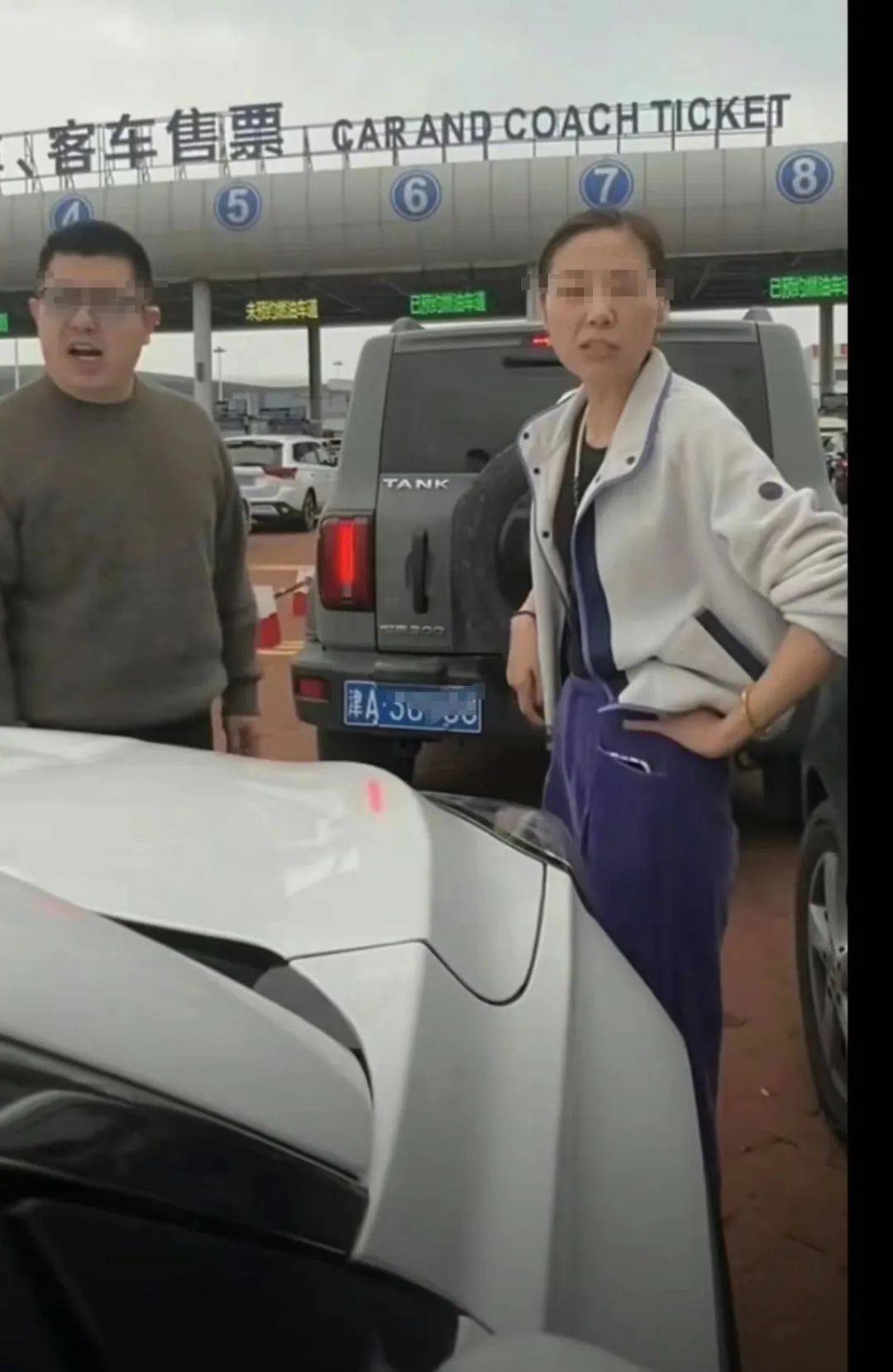 一輛冀f牌照的奔馳車試圖加塞未果,然後從車內走出一男一女攔在了視頻