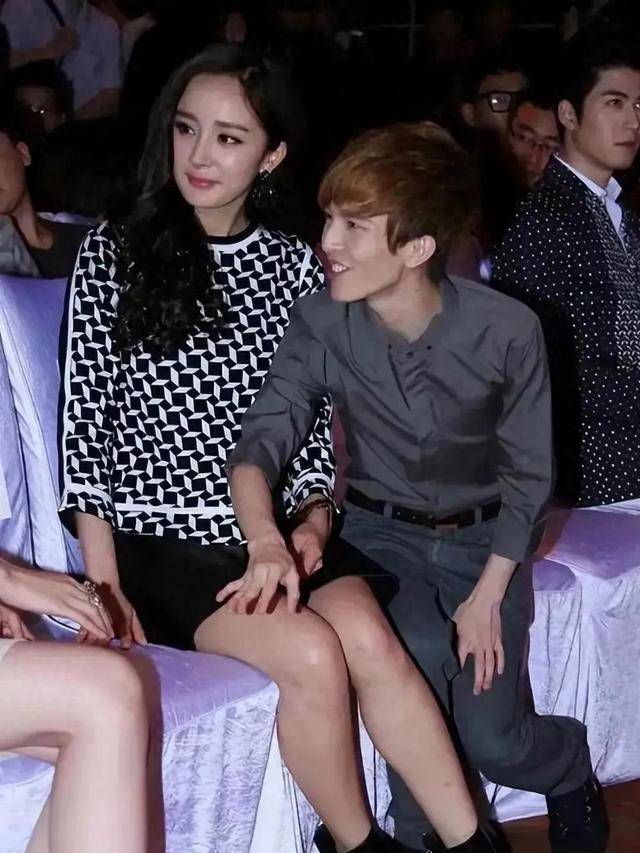 郭敬明好绅士,隔着杨幂聊天,为了不碰到杨幂,手指都起来的.