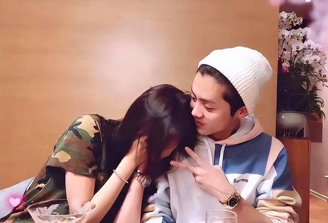 鹿晗素颜踢球被偶遇,近况反差太明显,与女友关晓彤处境对调_恋情_公众