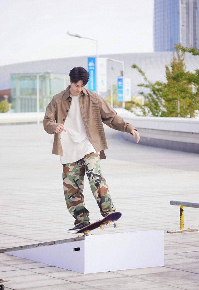 240129 全能偶像王一博:不止于颜值,多才多艺引领风潮_生活_滑板_舞台