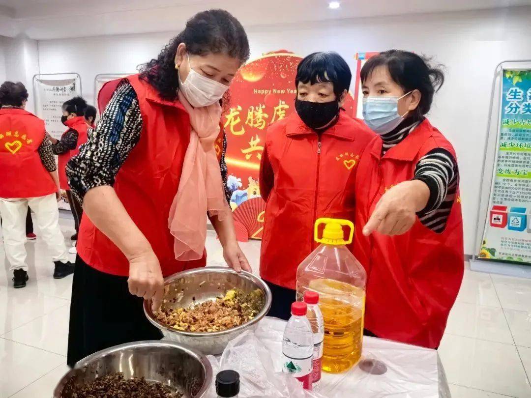 大家邊包餃子邊聊天,回顧著一年以來志願者們參與社區治理工作的點點