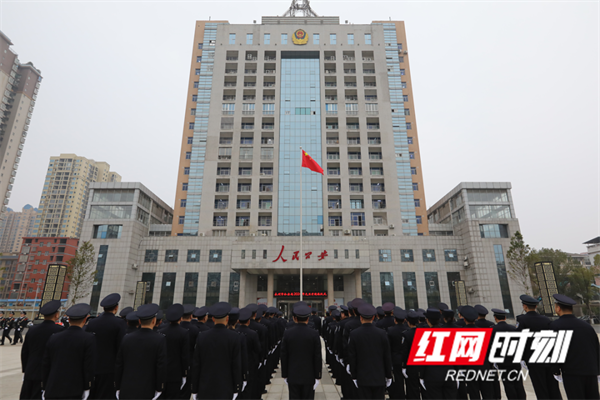 个服从""十个严禁"等规定贯彻执行,筑牢绝对忠诚警魂,着力锻造"四个铁