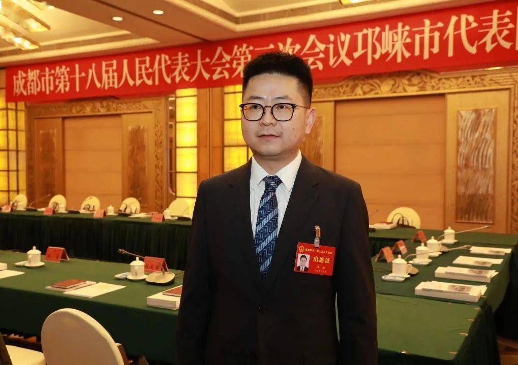 出席成都市十八届人大二次会议的邛崃代表团抵蓉报到_发展_建议_群众