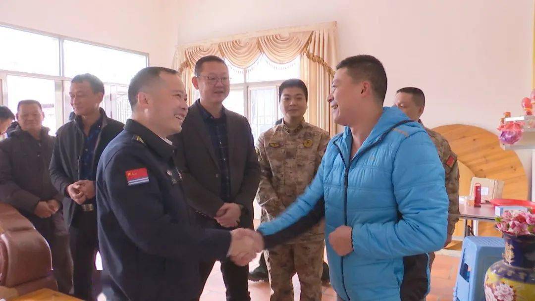 县人武部部长李超率慰问组走访慰问云霄团级以上现役干部家属和组织送