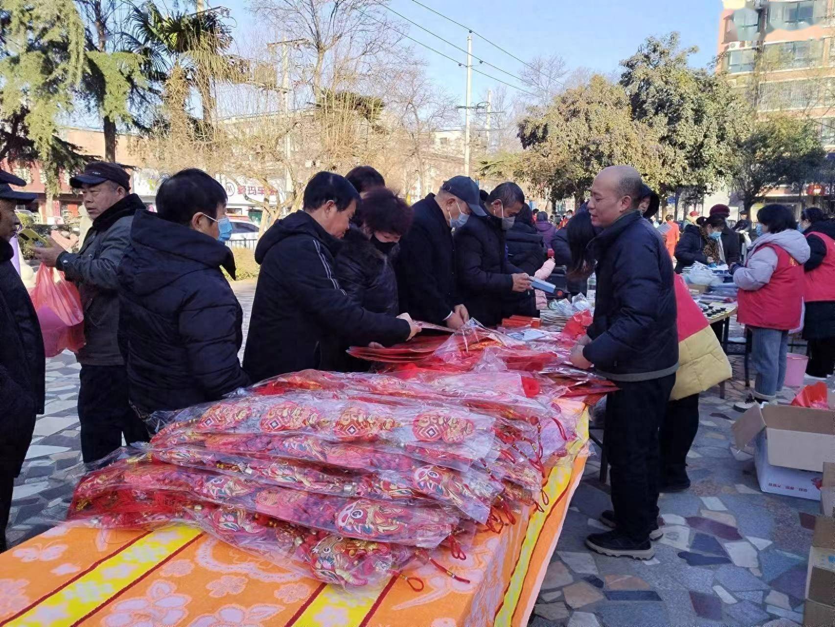 荥阳市京城路街道汜河路社区 :社区大集寻年味 幸福街里有邻情