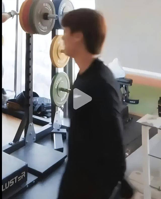 李易峰健身被偶遇,从明星到普通人,他的生活方式改变了什么_喧嚣_内心