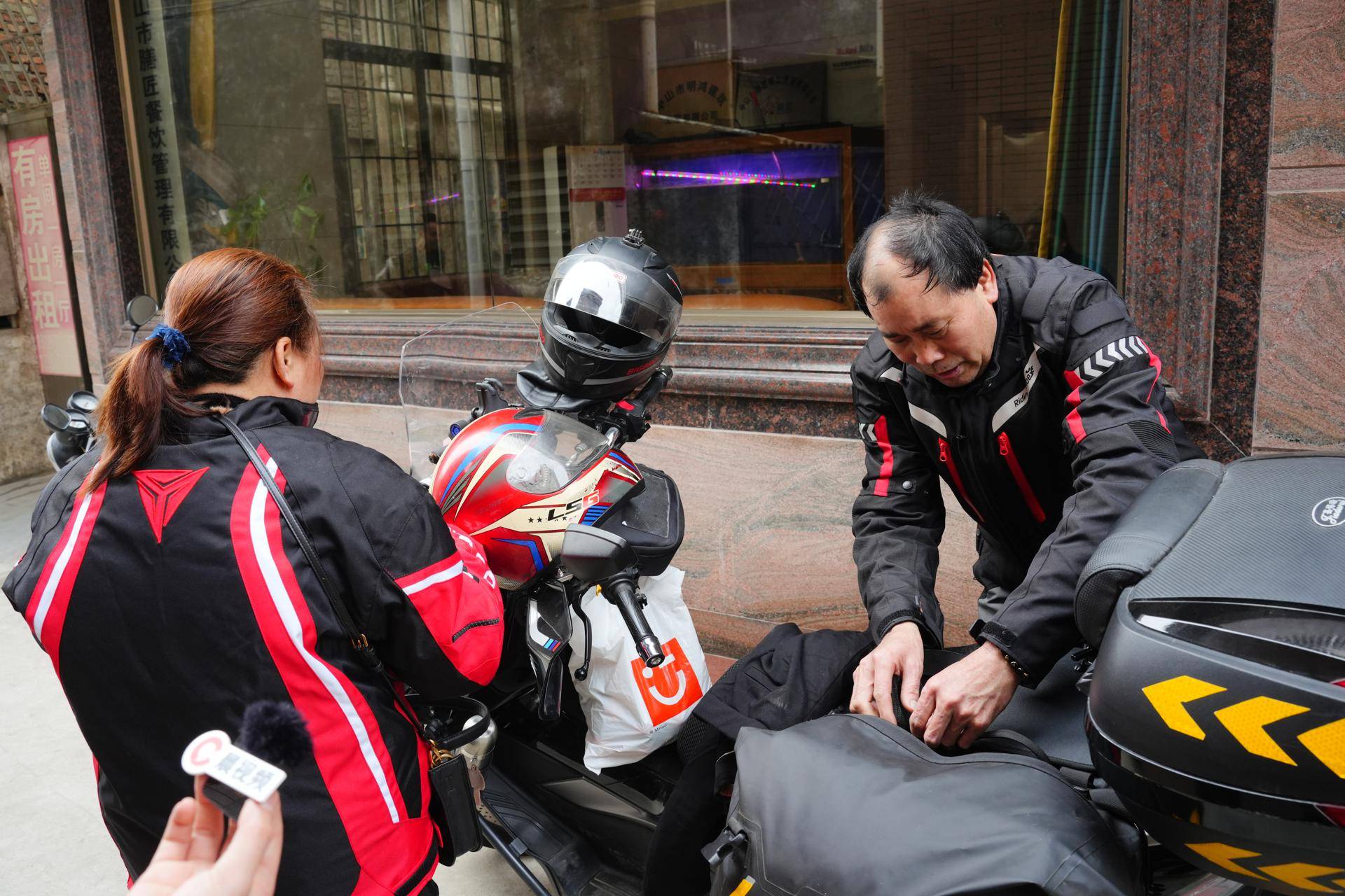 "湖南58岁大叔带妻骑摩托返乡,一身装备酷似机车少年_曾春华_中山市