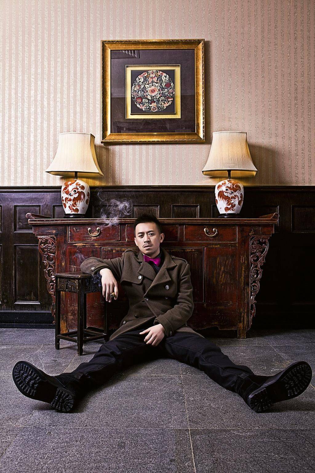 他是著名老戏骨:一婚娶模特,二婚娶演员,三婚娶小15岁美女主播_王学兵