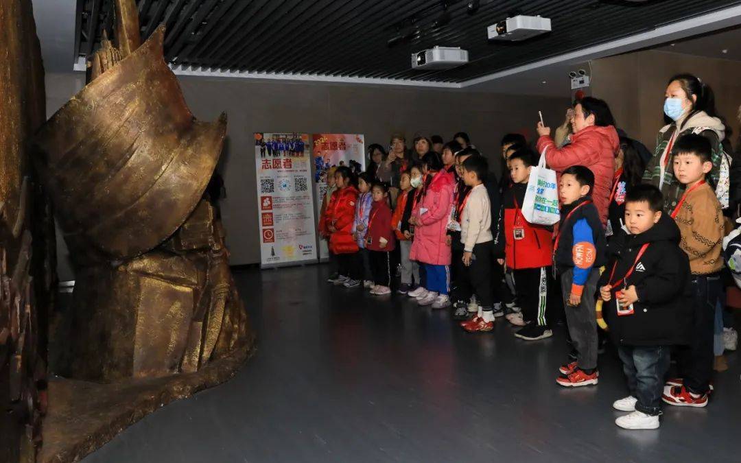 小朋友們走進消防博物館,赴一場與