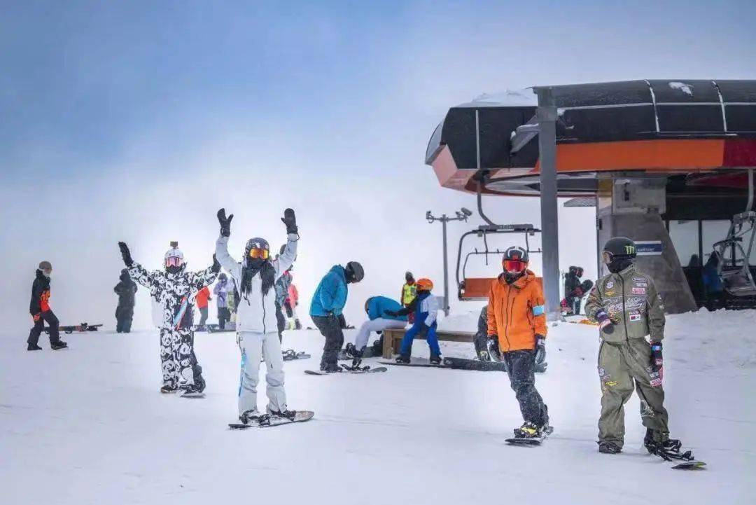 今冬雪季更是人氣火爆,開板當天,僅通化萬峰滑雪場就接待滑雪遊客1