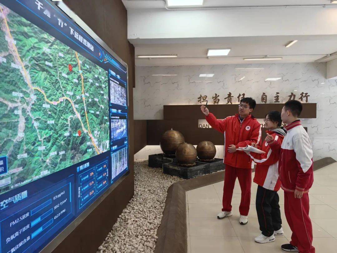 上海市曹杨中学作为第二批市级数字化转型试点校,在"双新"教育改革