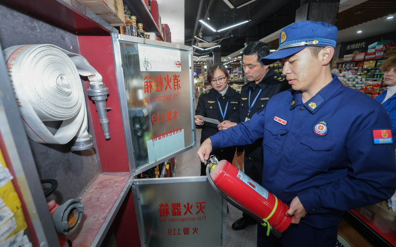 資料圖:執法人員聯合消防隊員檢查消防設施.