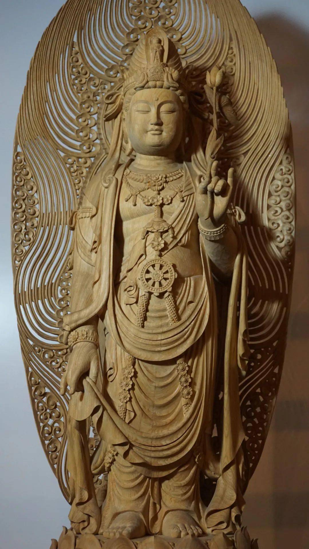当代 袁师永清刀木雕观音立像新中国成立以后,中国工艺美术全面复苏